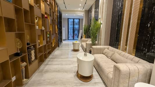 Flat Spread Over 900 Square Feet In I. I. Chundrigar Road Available