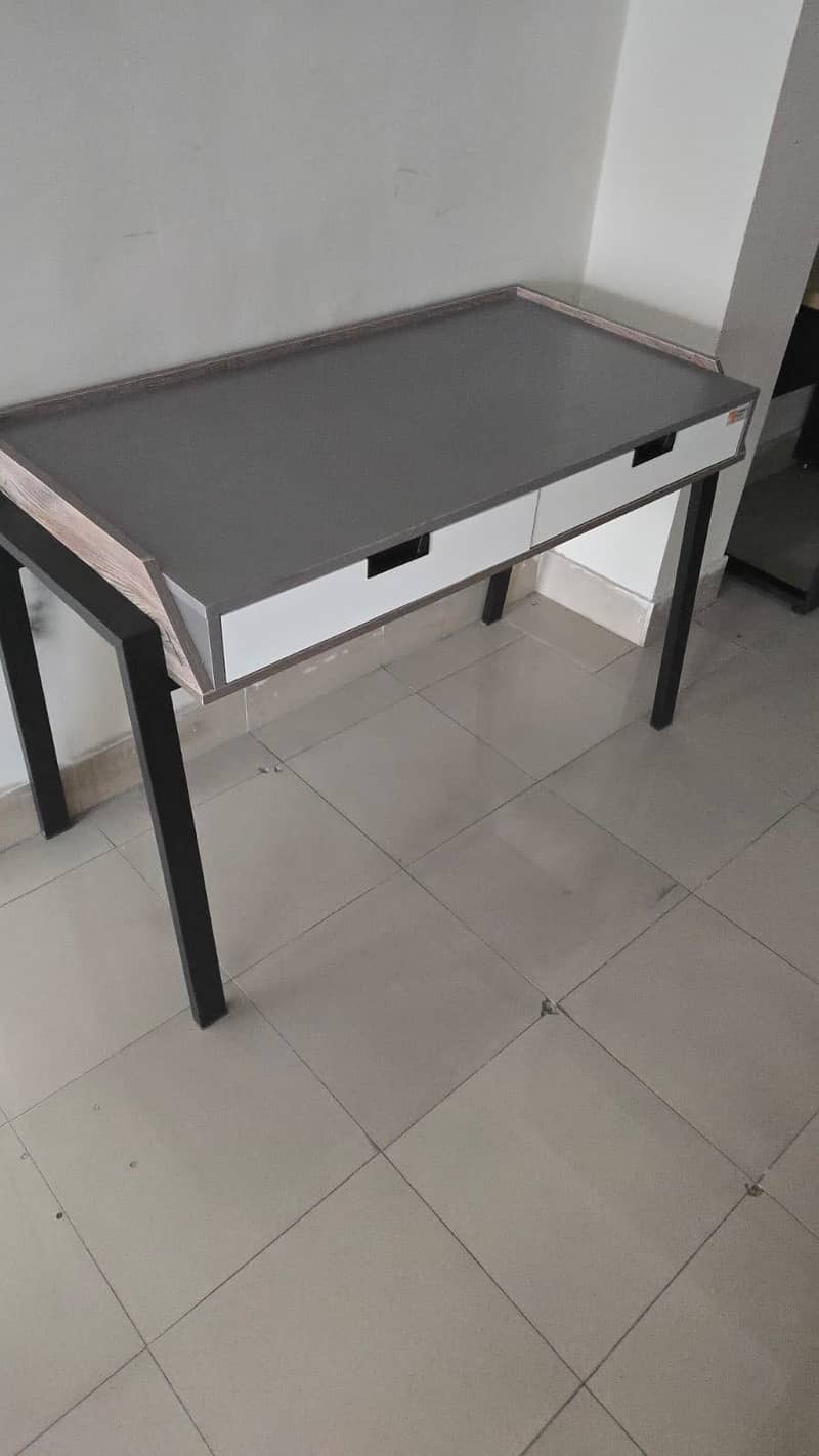 Study table / workstation 15