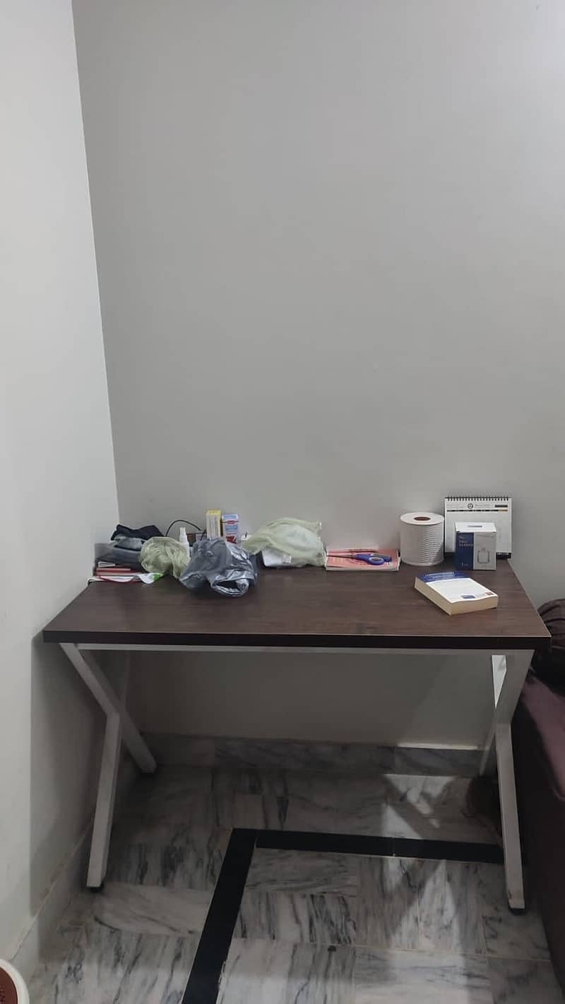 Study table / workstation 16