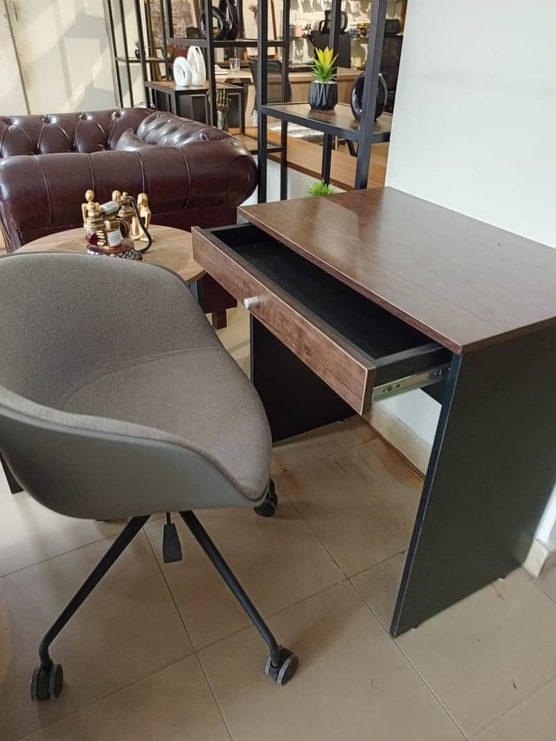 Study table / workstation 17