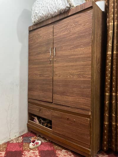 almari ok ha bas daraz tota ha