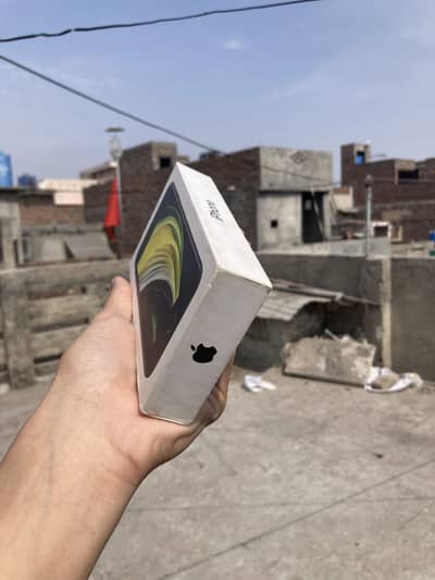 iPhone se 2020 only box