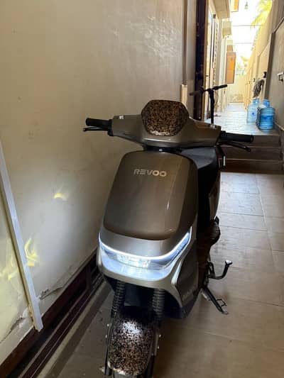 Revoo A11 electric scooter