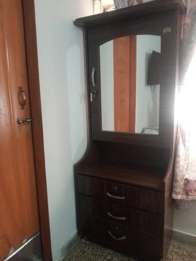 Dressing table and almaari