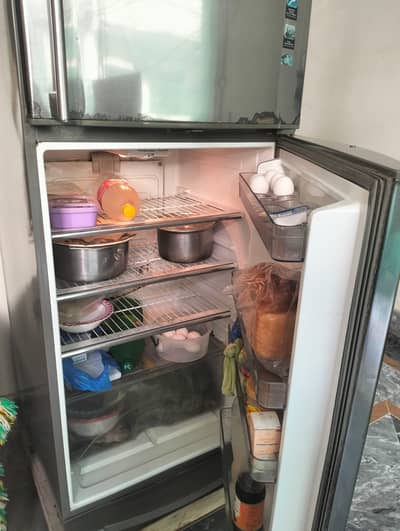 Dawlance ki fridge hai large wali bahut acchi halat mein