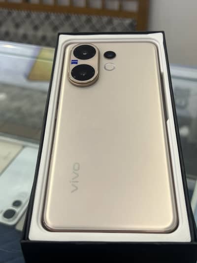 vivo v60 12/512  10 months warranty  condition 10/10 box charger