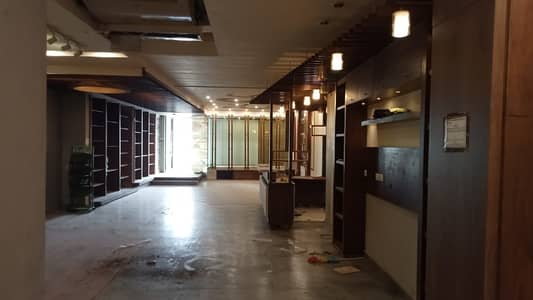 MAIN UNIVERSITY ROAD TWO SHOWROOM AVAILABLE FOR RENT