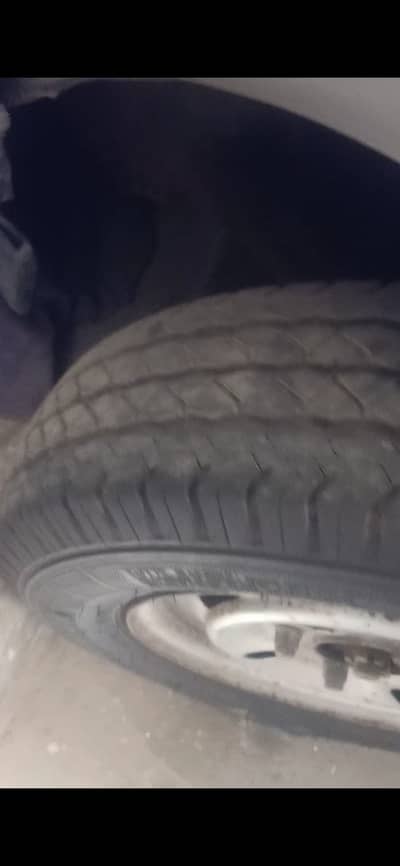 12 inch ka tyre aur ram hai 2 tyre hai 3 rim hain