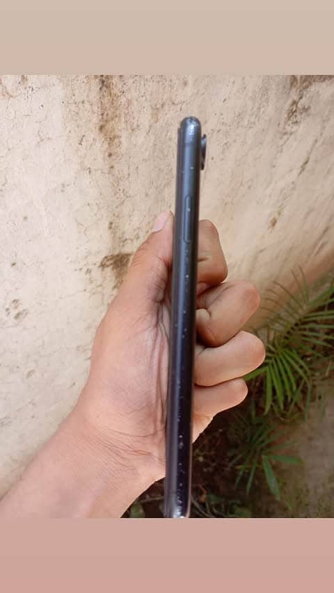 Apple iPhone XR 9/10 condition 2