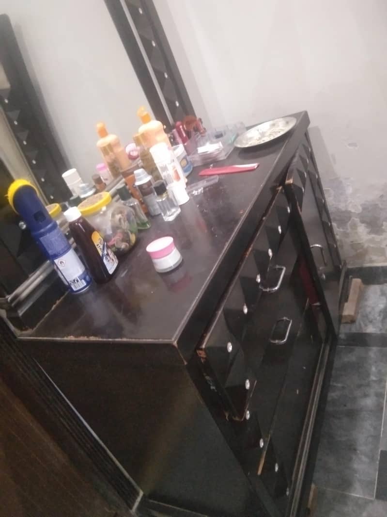 bed set complete two side table and dressing 3