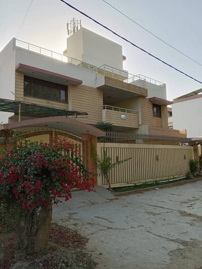 600 sqr yard house available for sale