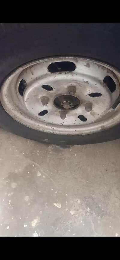 R12 tyre complete do tyre aur ek Stepney hai