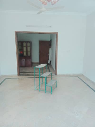 E typ 1st floor flat for rent in G-11 3 PHA