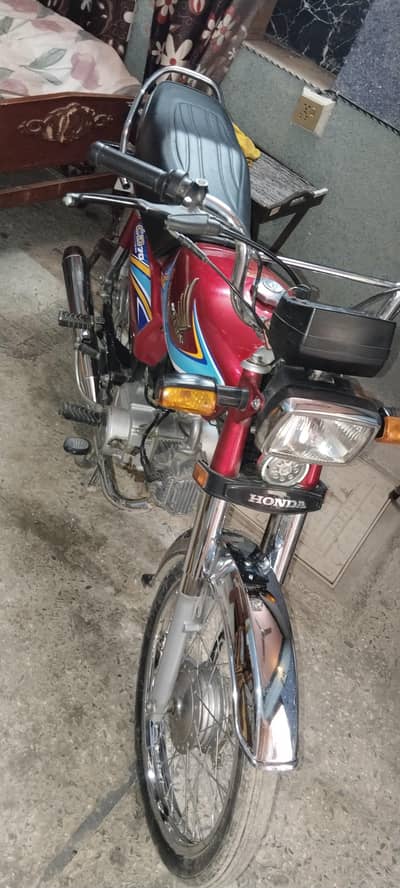 New condition mien he or aik Hath mien chala he .