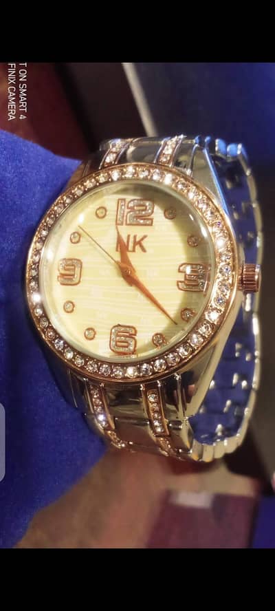 fashion-oriented analog quartz watch