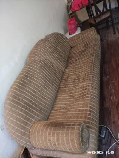 USED Sofa poshish honay wali hai