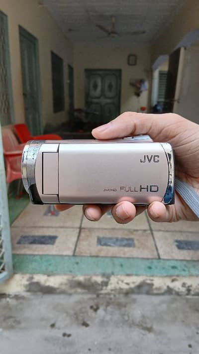 JVC Handycam GZ-E320 40X Optical zoom 1080p 8GB Built in memeory