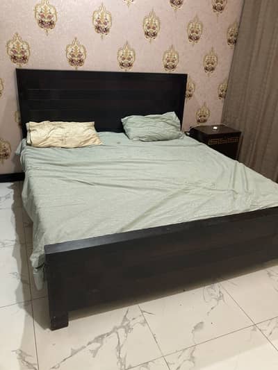 Double bed with one side table
