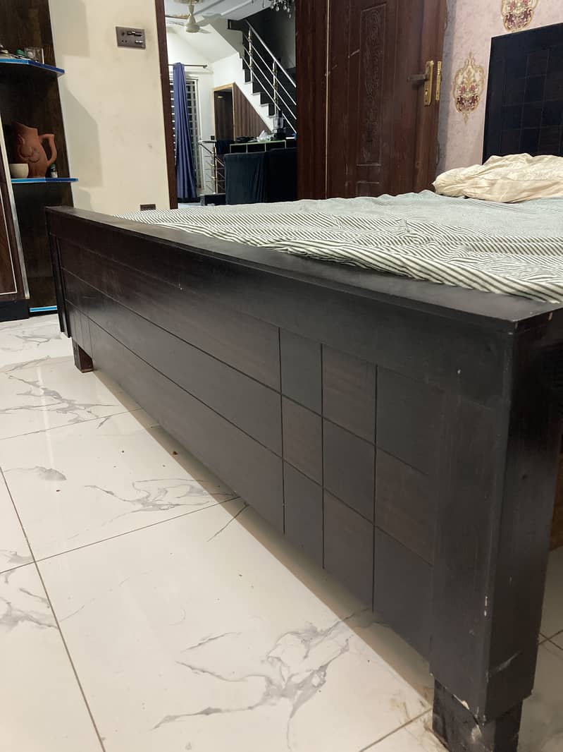 Double bed with one side table 2