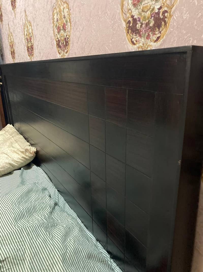 Double bed with one side table 3