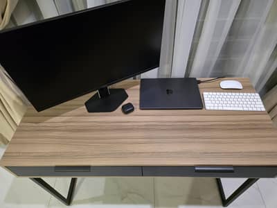 Sleek and Modern Console Study Table Computer Table