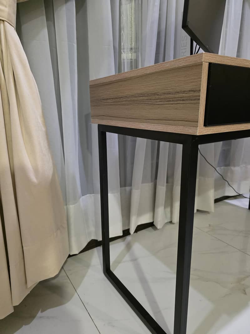 Sleek and Modern Console Study Table Computer Table 1
