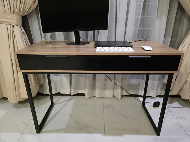 Sleek and Modern Console Study Table Computer Table 2