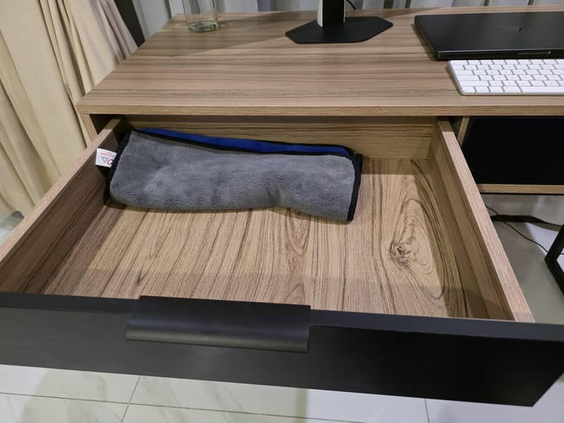 Sleek and Modern Console Study Table Computer Table 3