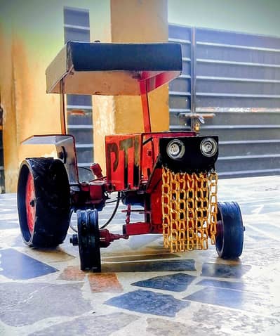 یے پیویسی پیپ سے بنا ہوا ہے اس کے پیچھے دونوں ٹائروں مے موٹرے لگی ھوئ