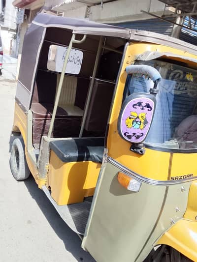mujhy apny liye 10 model rikshaw chayhai