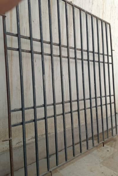 Iron Window Grill   کھڑکی کی لوہے کی گِرِل