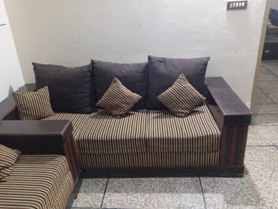 5 seater sofa available in very good condition foam is in good