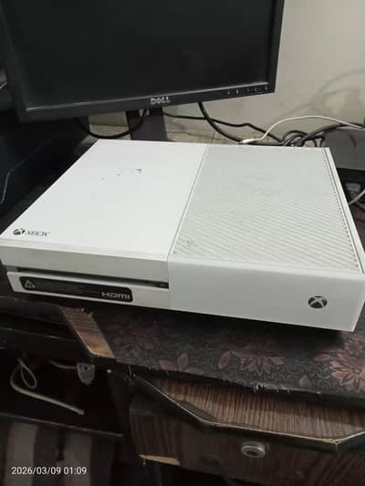 xbox one 500gb with 2 wireless controller and Batteries