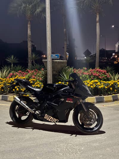 Suzuki Gsxr 250cc 4 cylinder heavy bike.