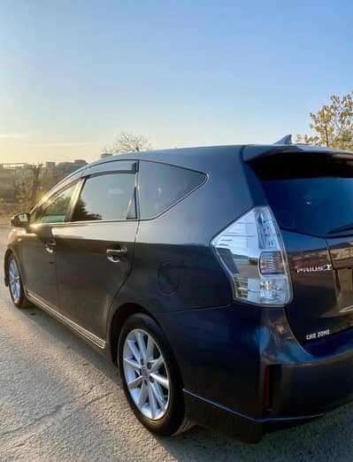 Toyota Prius Alpha 5 Seater