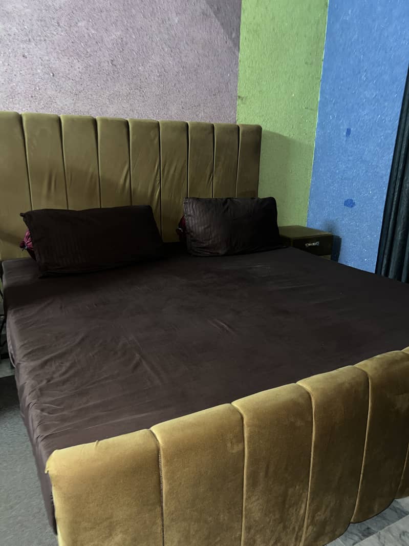 King size bed 0