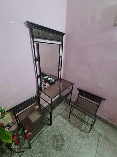 dressing table and 2 Side tables iron ka Hain
