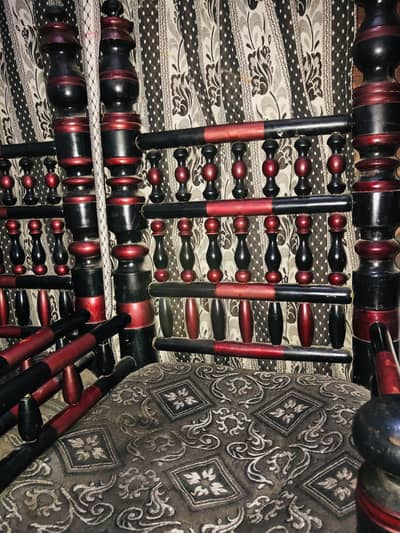 ya 4 chairs and 1 double chair and table new one