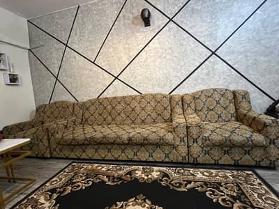 selling my 5 seater sofa set  urgently in 12k