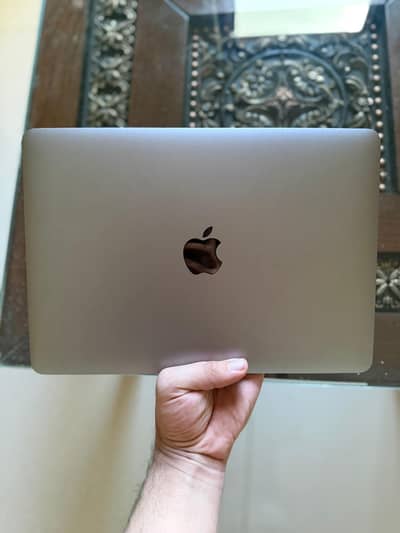 (MAC BOOK 2015) MINT CONDITION WITH ORIGINAL BOX