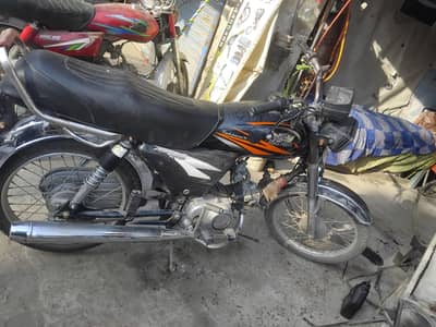 I M sale urgently Alhamdullah puray Lahore mea 2015 model ase nhe ho