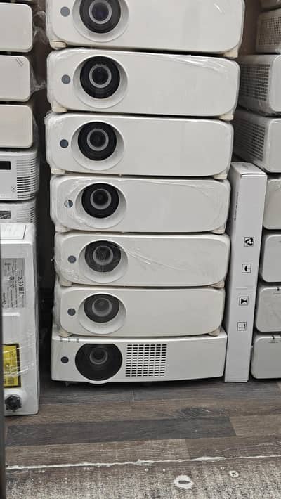 multimedia projector and projection screen