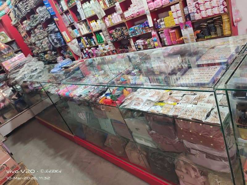 شیشے کے کاؤنٹر اور الماریاں اور سامان فار سیل ہیں 2