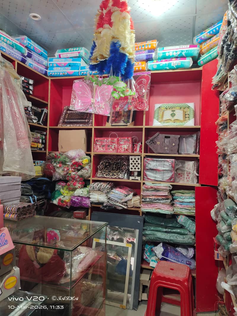 شیشے کے کاؤنٹر اور الماریاں اور سامان فار سیل ہیں 4