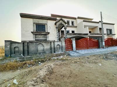 1 Kanal Designer House Available For Sale.