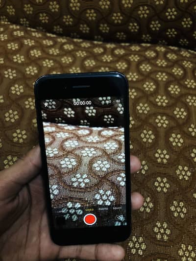 iPhone 7 non pta 128 gb (BH)50 sirf charge py laga ny py chalta