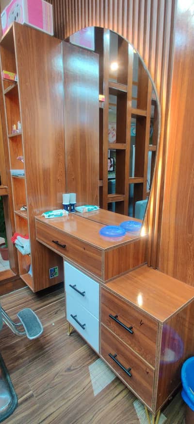 Beauty Salon/Parlour( just Saman) for sale