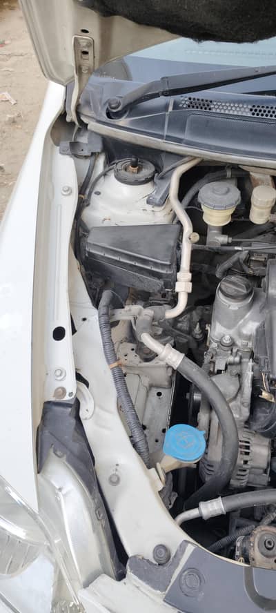 thoda sa darwaza shower hai ek golai shower ha bakaya genuine ha