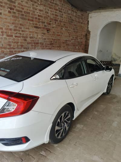 Honda civic 2018 modal hai home use hai total janwan hai