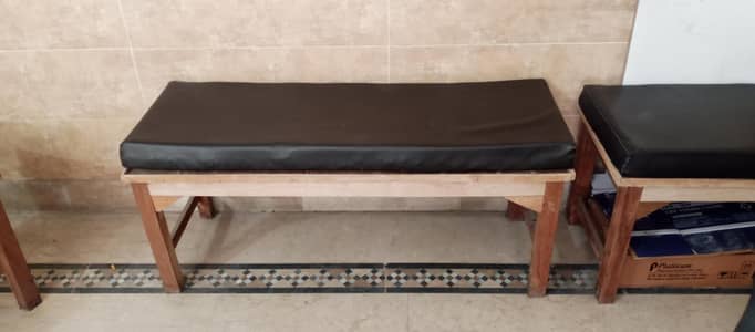 6 Benches in good condition